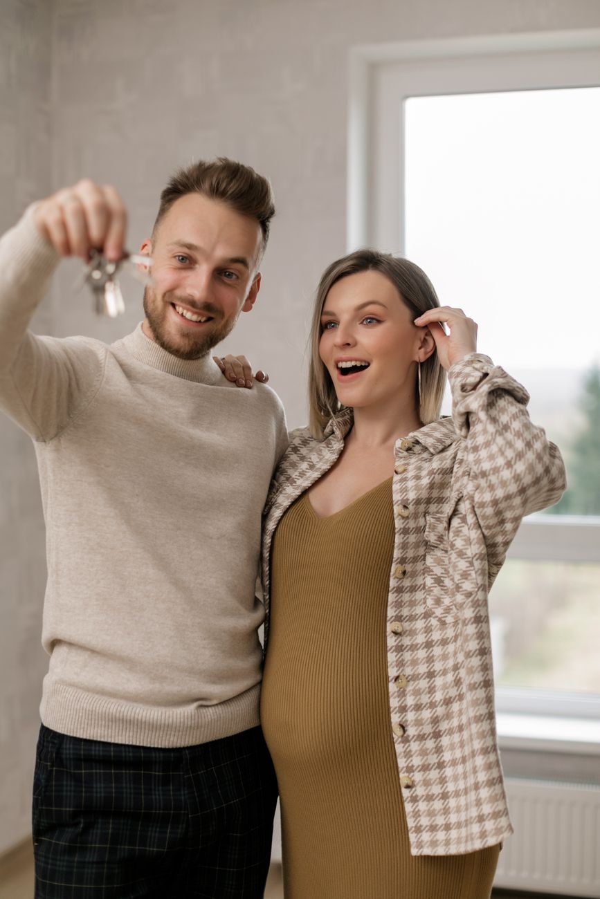 Pareja feliz con las llaves de su nuevo hogar